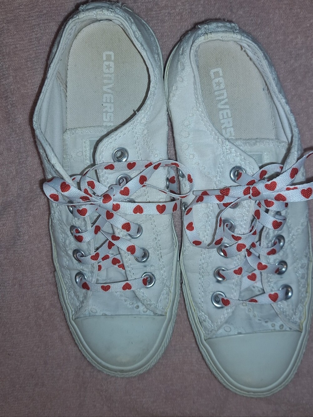Converse White Low-Top Lace Pattern Sneakers with Red Heart-Print Laces 8 - Picture 1 of 5